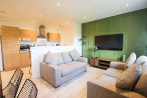 City Apartment by the Castle, Free Parking.